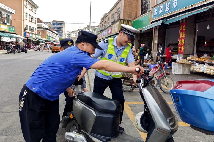 規(guī)范停放車輛，維持良好道路秩序