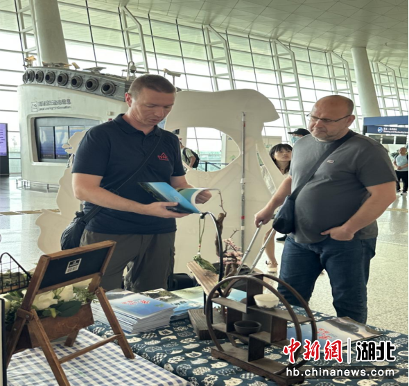 外國(guó)乘客在展區(qū)了解京山文旅項(xiàng)目 外國(guó)乘客在展區(qū)了解京山文旅項(xiàng)目