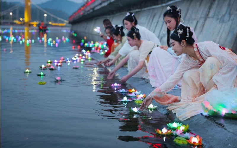 每年的農(nóng)歷七月七日，“織女”在天河水域放河燈，祈求好運(yùn)。鄖宣文攝