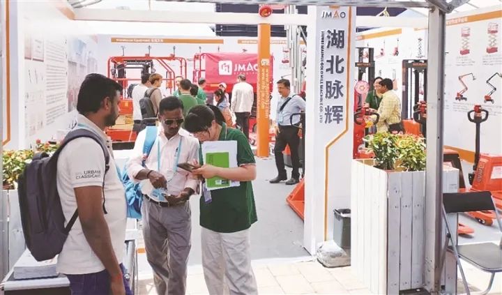 4月15日，第137屆中國(guó)進(jìn)出口商品交易會(huì)在廣州開(kāi)幕，我市組織26家企業(yè)參展，涵蓋新材料、工程機(jī)械等優(yōu)勢(shì)產(chǎn)業(yè)。 樊子昕 攝