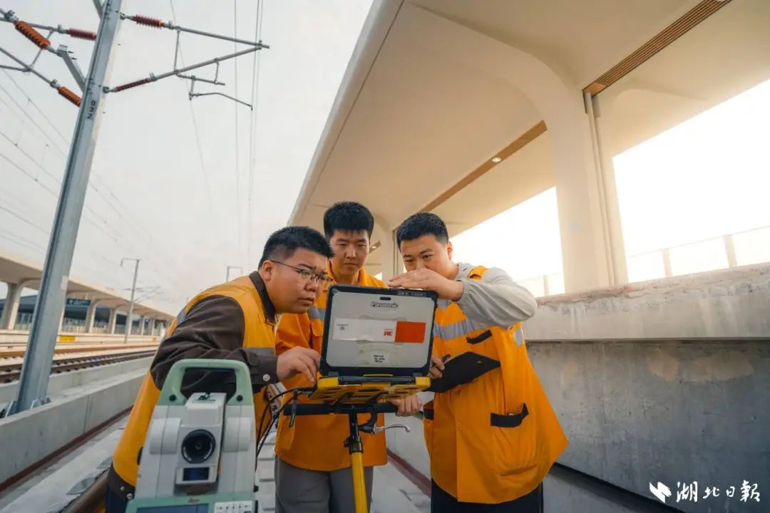襄陽工務(wù)段職工檢測襄荊高鐵軌道設(shè)備。（湖北日報客戶端通訊員 李垚駿 攝）.jpg