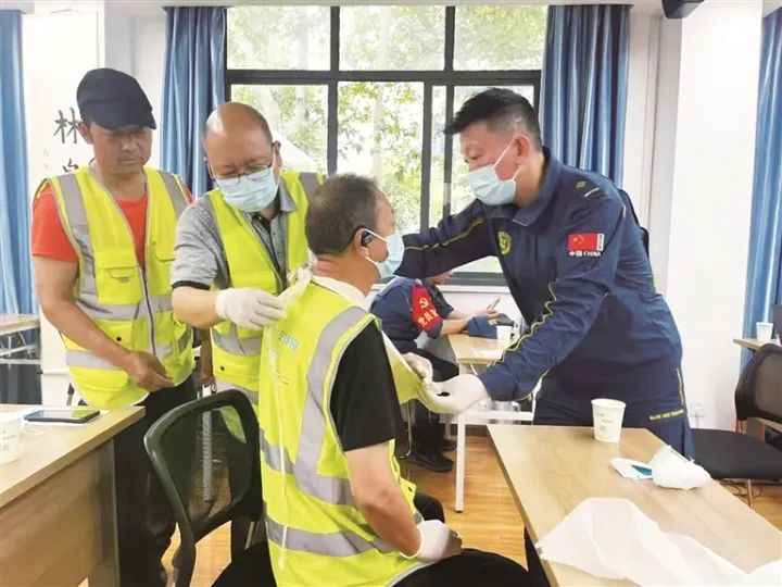 志愿者救援隊(duì)隊(duì)員接受市藍(lán)天救援中心講師培訓(xùn)。沿河社區(qū)供圖