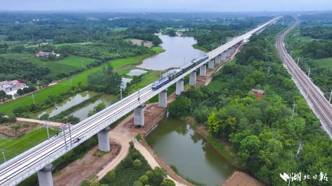 6月18日，檢測列車55163次在襄荊高鐵行駛。（湖北日報客戶端通訊員 陳龍 攝）.jpg