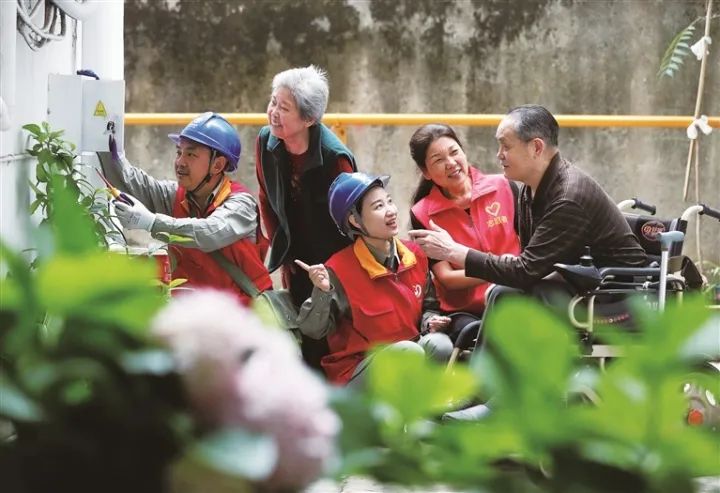 志愿者救援隊(duì)隊(duì)員和轄區(qū)供電人員一起，深入居民點(diǎn)排查安全隱患。趙平 攝