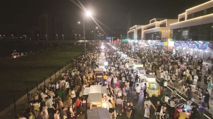 “農(nóng)博匯?京山里”夜市現(xiàn)場。侯慶保 攝