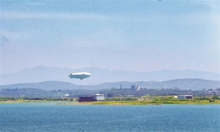 “祥云”AS700載人飛艇在漳河上空翱翔。? ? 本報(bào)資料圖片
