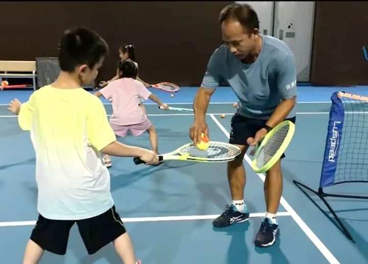 李柳（右）在教學(xué)。