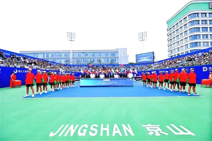 2025京山網(wǎng)球公開賽開幕，吸引眾多網(wǎng)球愛好者前往觀看。